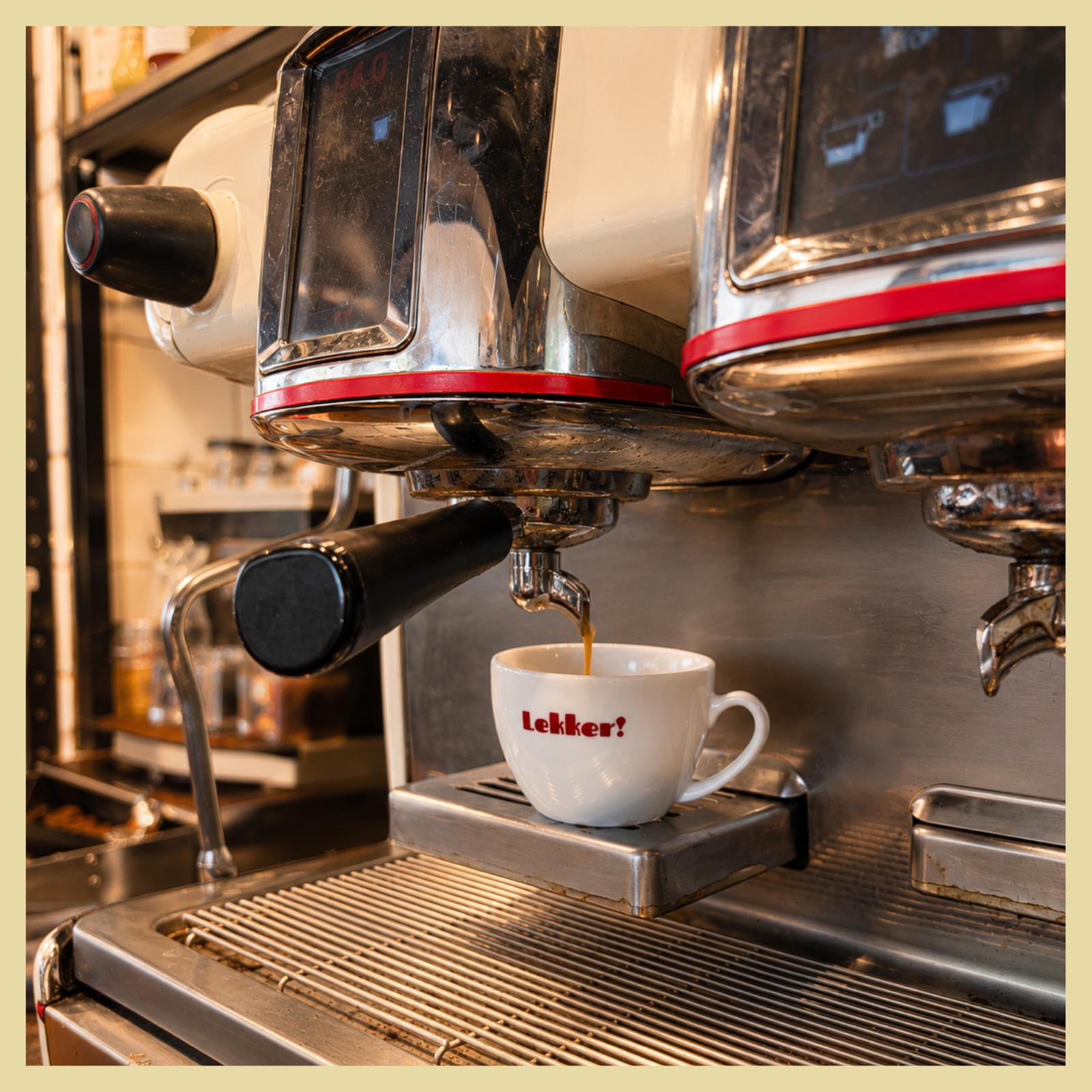 Frisch gebrühter Kaffee aus der Siebträgermaschine