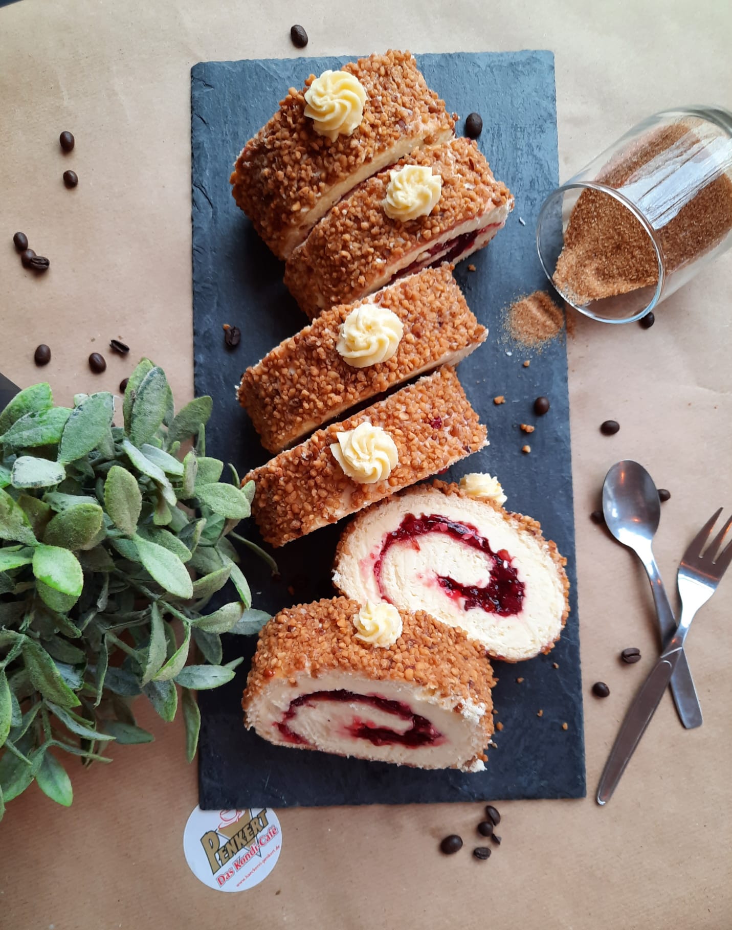 Kuchenrollen mit Creme und Fruchtfüllung