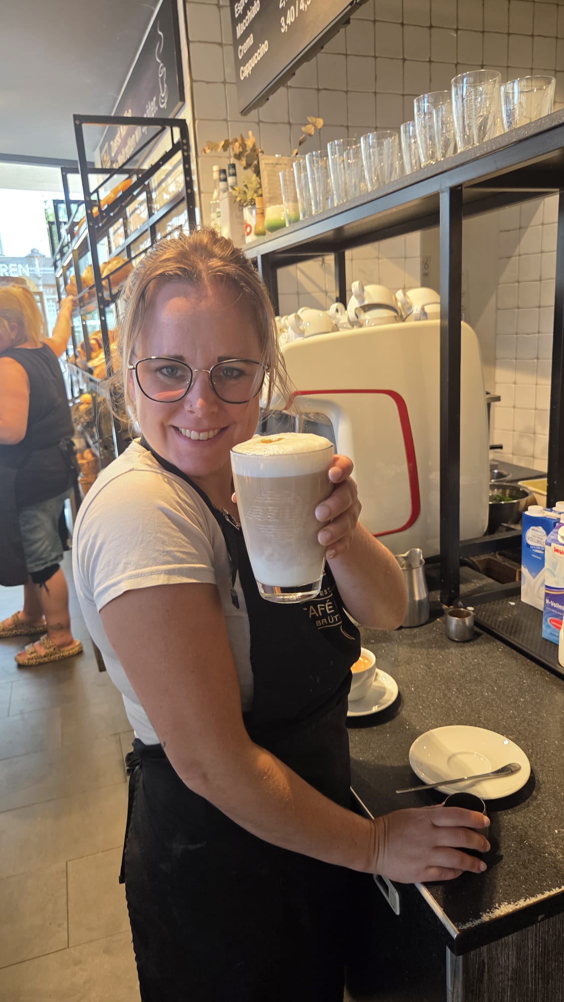 Steffi mit einer Kaffeespezialität in ihrem Café