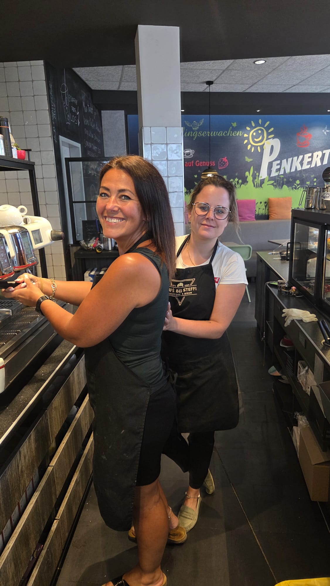 Steffi und ihr Team im Café bei der Kaffeezubereitung